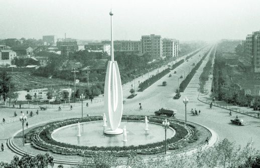 1985年,湘潭建设路口.(资料图片) 毛尚文 摄