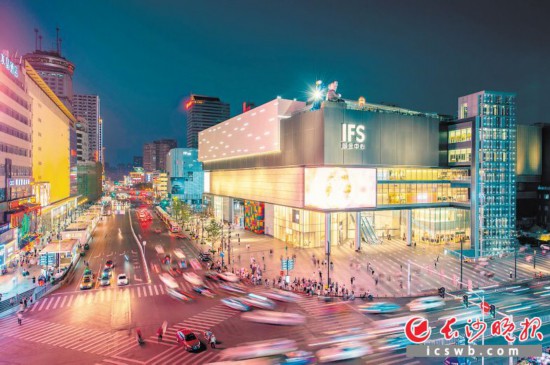 　　12月6日，中国十大夜经济影响力城市榜单新鲜出炉，长沙榜上有名，图为夜色繁华的长沙国金中心。长沙晚报全媒体记者 邹麟 摄
