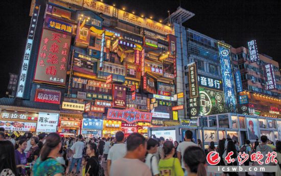 　　夜晚的黄兴南路步行街灯光闪烁，人气爆棚。 长沙晚报全媒体记者 邹麟 摄