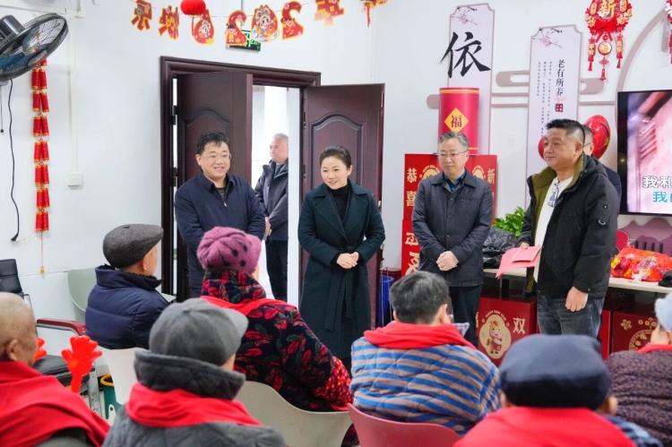 �����ޡ����Ǿ������쵼��չ��ǰ�߷�ο�ʻ